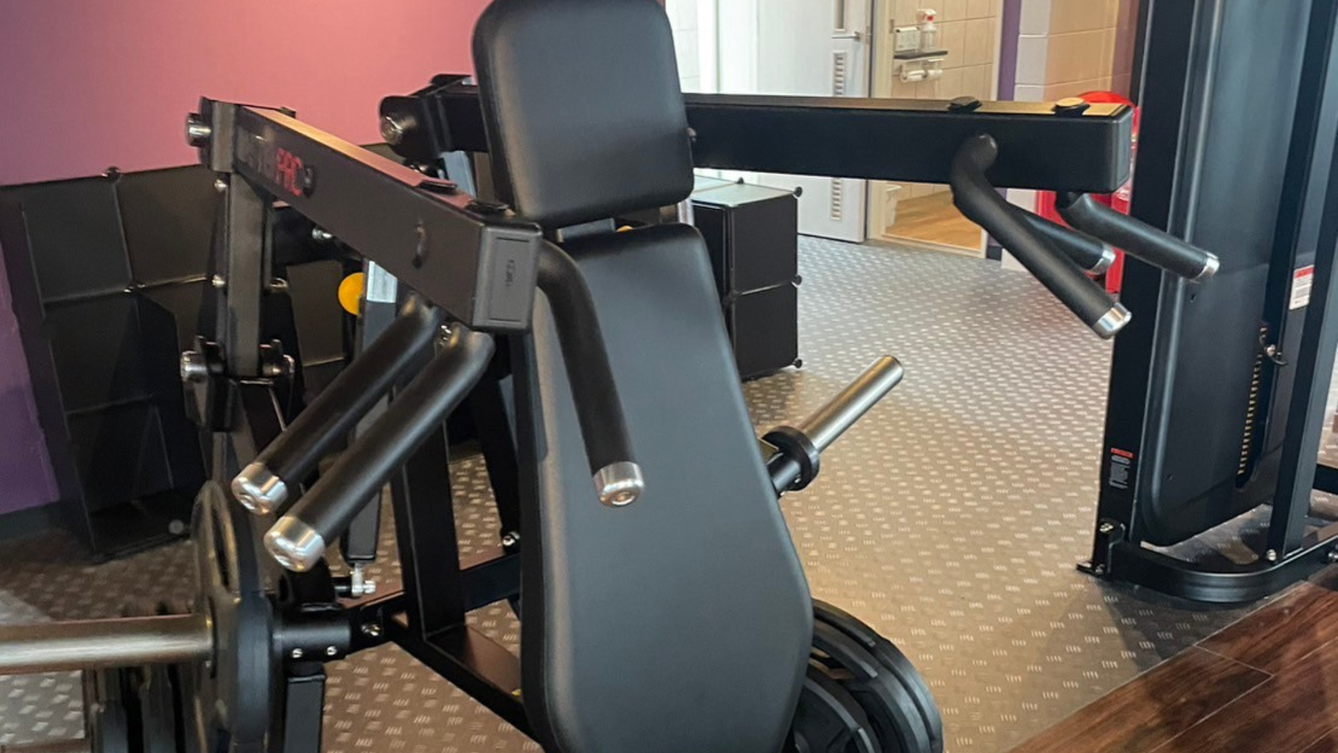 MUSCLE GYM ARAHA BEACH マッスルジム アラハビーチ 北谷町アラハにある24時間営業の本格的なトレーニングジム